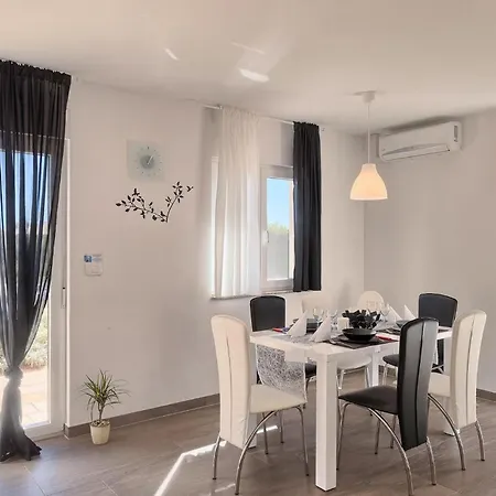 Rebici Vakantiehuis Pula